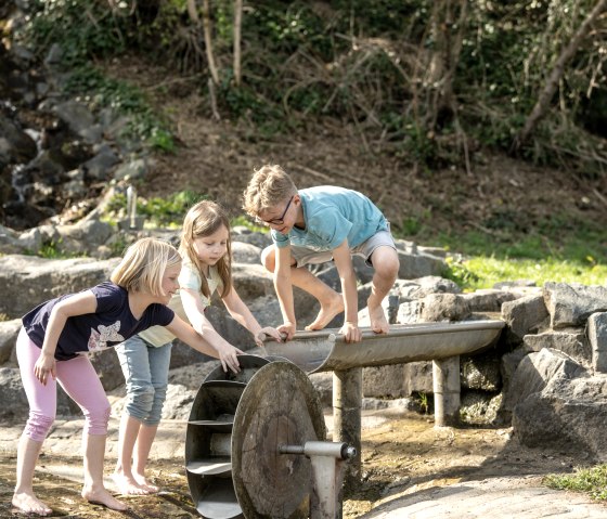 Wasserspielplatz in Mertloch im Sommer, &copy; TI Maifeld, Dominik Ketz