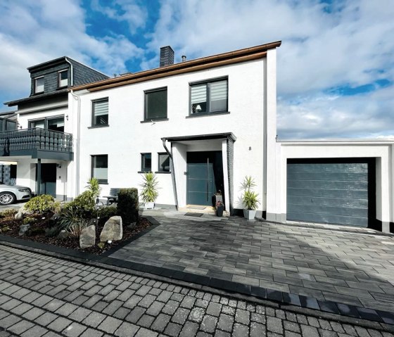 Haus Frontansicht m.PKW-Stellplatz u.Fahrradgarage