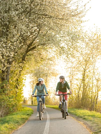 Ein Paar fährt Fahrrad auf dem Maifeld-Radweg bei Ochtendung