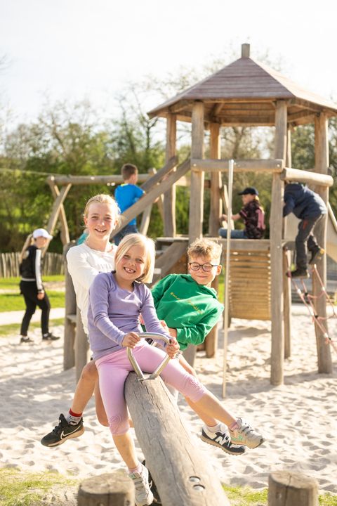 Kinder spielen auf einer Wippe auf dem Spielplatz am Alten Bahnhof in Ochtendung am Maifeld-Radweg